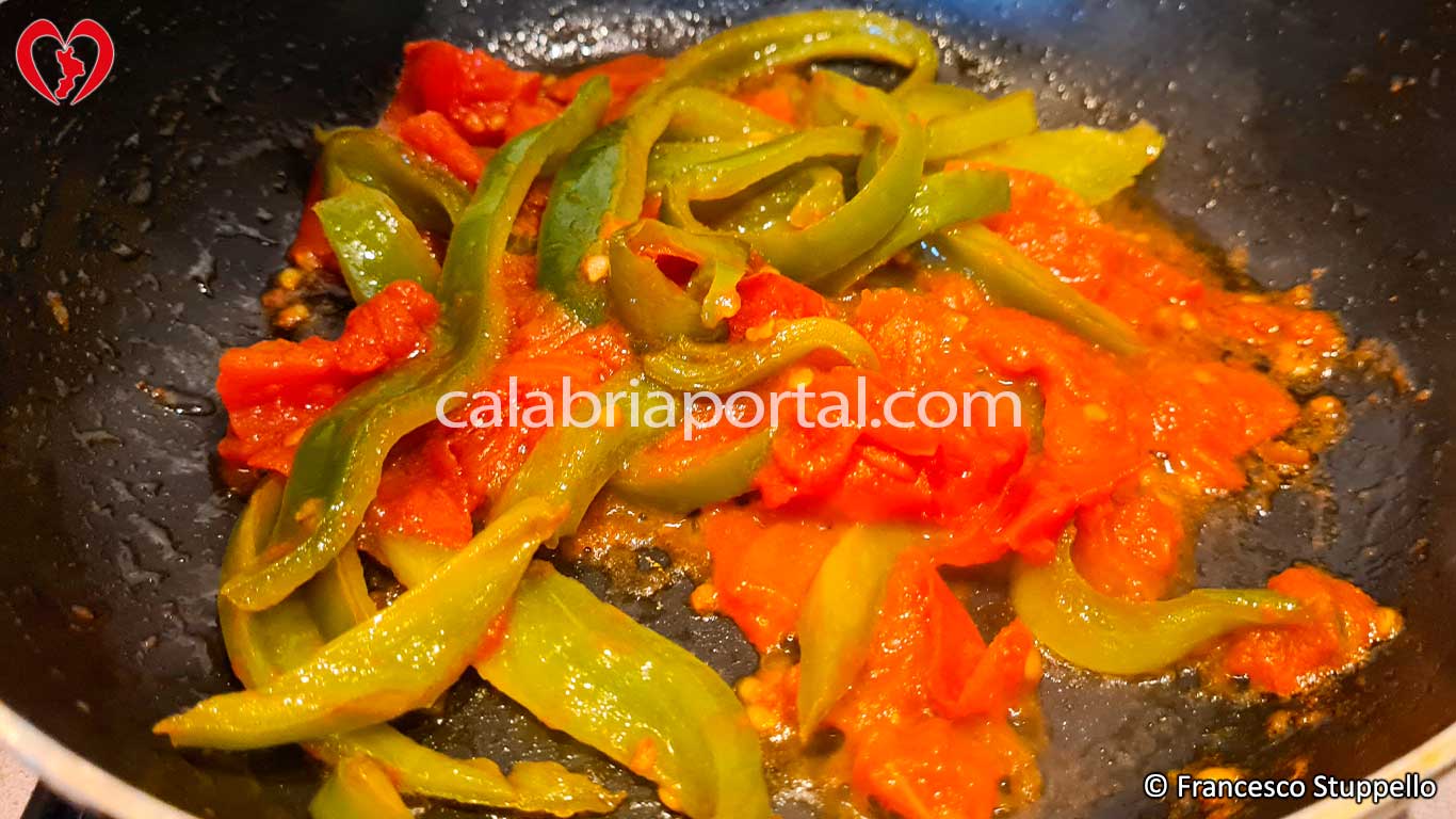 Ricetta della Pasta alla Jonica: preparazione dei pomodori e dei peperoni per la salsa Ricetta della Pasta alla Jonica: preparazione dei pomodori e dei peperoni per la salsa