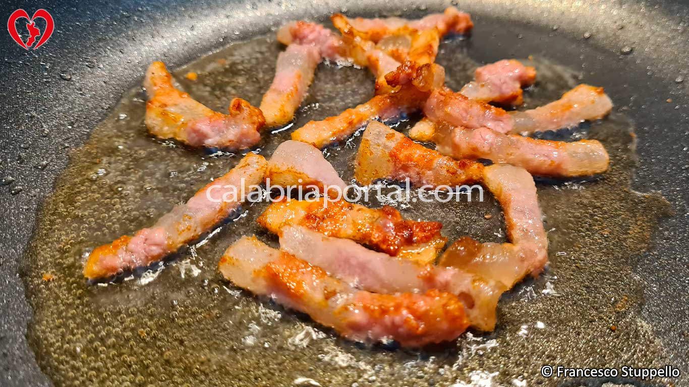 Ricetta della Pasta alla Jonica: fate rosolare la pancetta Ricetta della Pasta alla Jonica: fate rosolare la pancetta