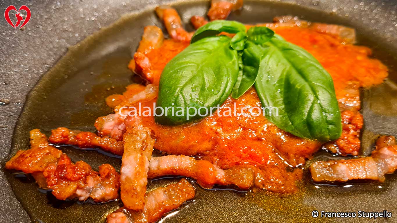 Ricetta della Pasta alla Jonica: aggiungete la salsa al guanciale Ricetta della Pasta alla Jonica: aggiungete la salsa al guanciale