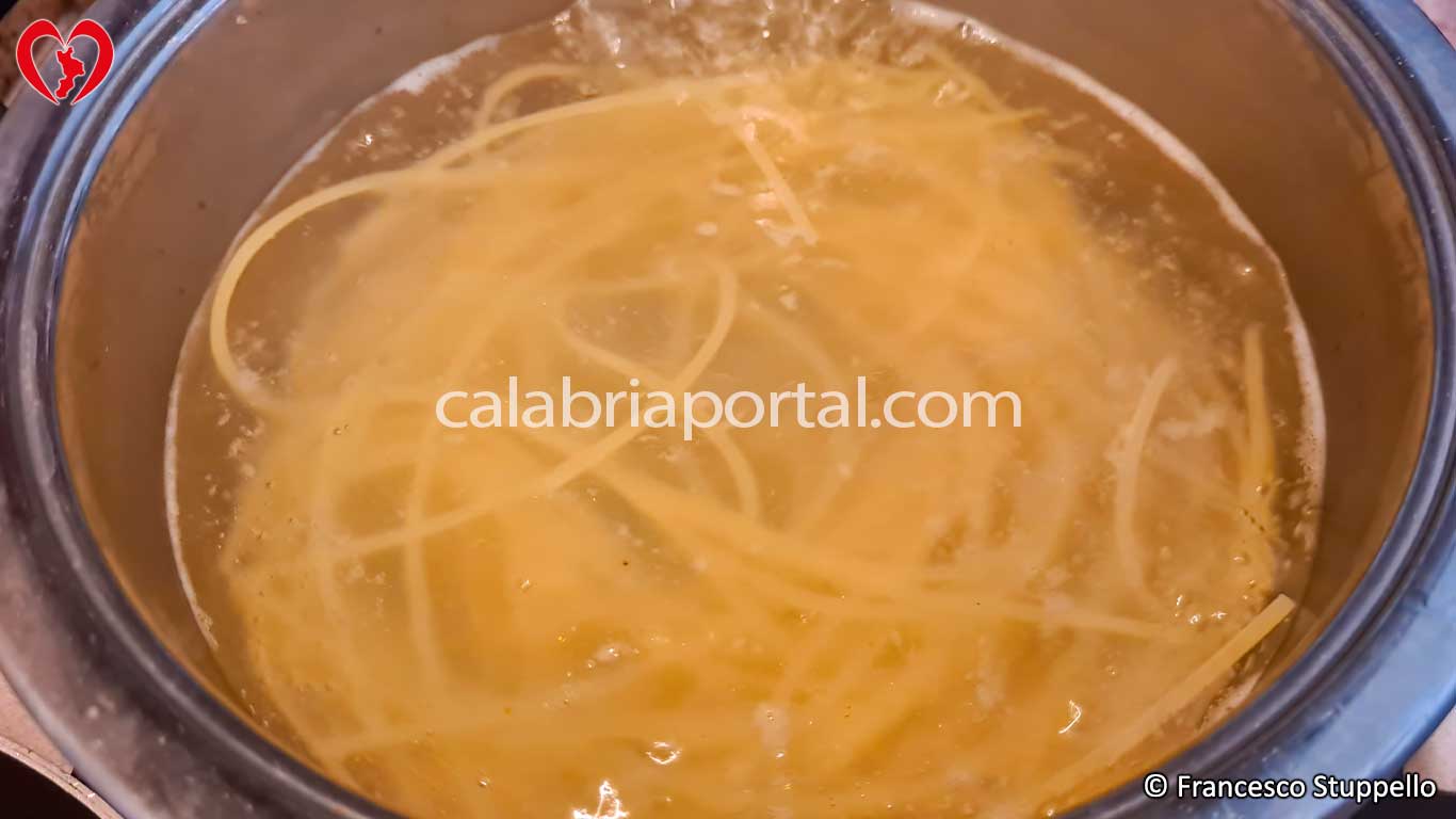 Ricetta della Pasta alla Jonica: fate bollire la pasta in abbondante acqua salata