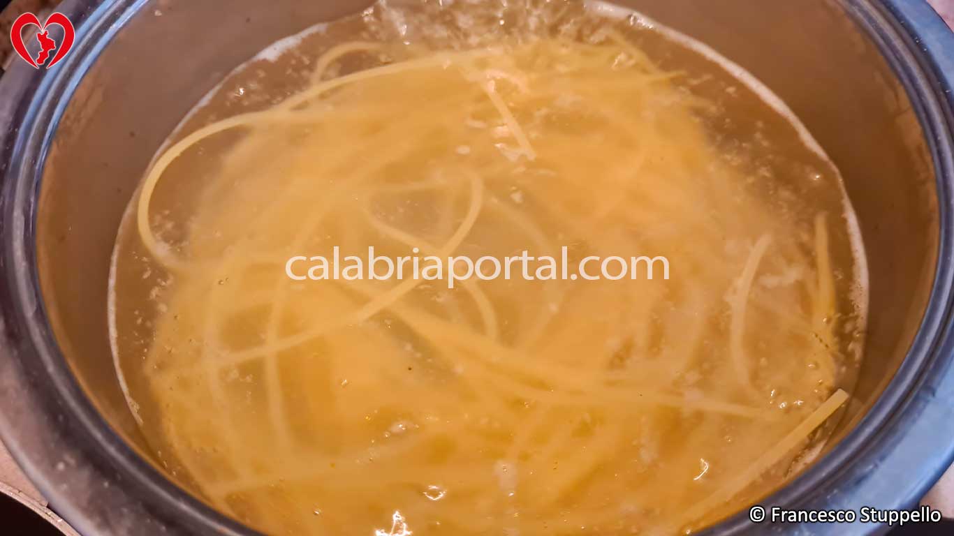 Ricetta della Pasta alla Jonica: fate bollire la pasta in abbondante acqua salata Ricetta della Pasta alla Jonica: fate bollire la pasta in abbondante acqua salata