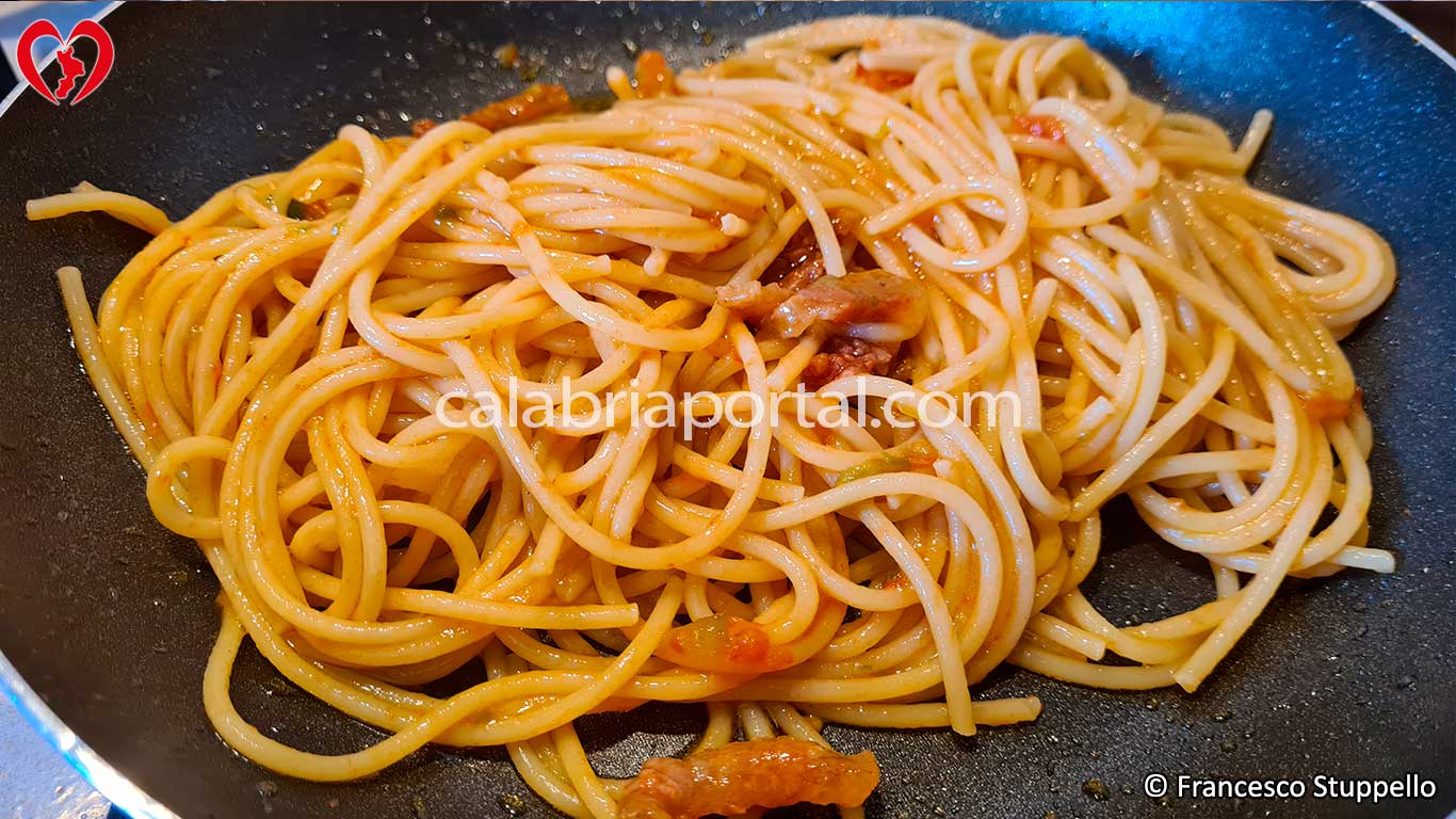 Ricetta della Pasta alla Jonica: fate saltare la pasta con il sugo ottenuto Ricetta della Pasta alla Jonica: fate saltare la pasta con il sugo ottenuto