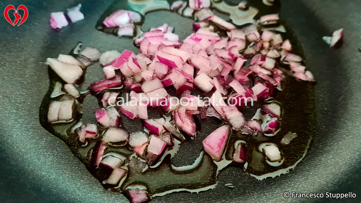 Penne con Asparagi Selvatici e Pancetta: fate soffriggere la cipolla