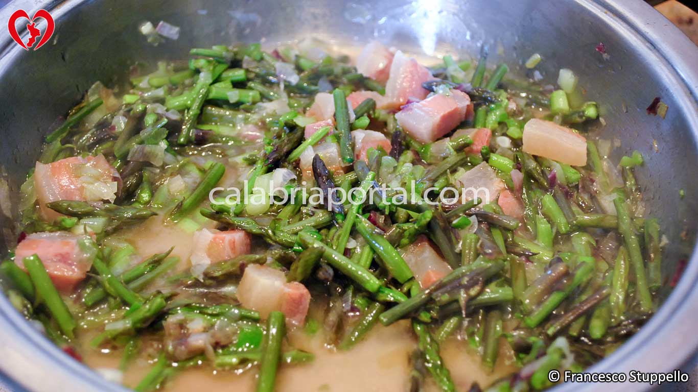 Penne con Asparagi Selvatici e Pancetta: dopo aver soffritto la cipolla e rosolato la pancetta aggiungete gli asparagi