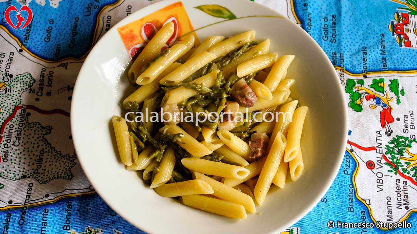 Penne con Asparagi Selvatici e Pancetta: dopo aver soffritto la cipolla e rosolato la pancetta aggiungete gli asparagi