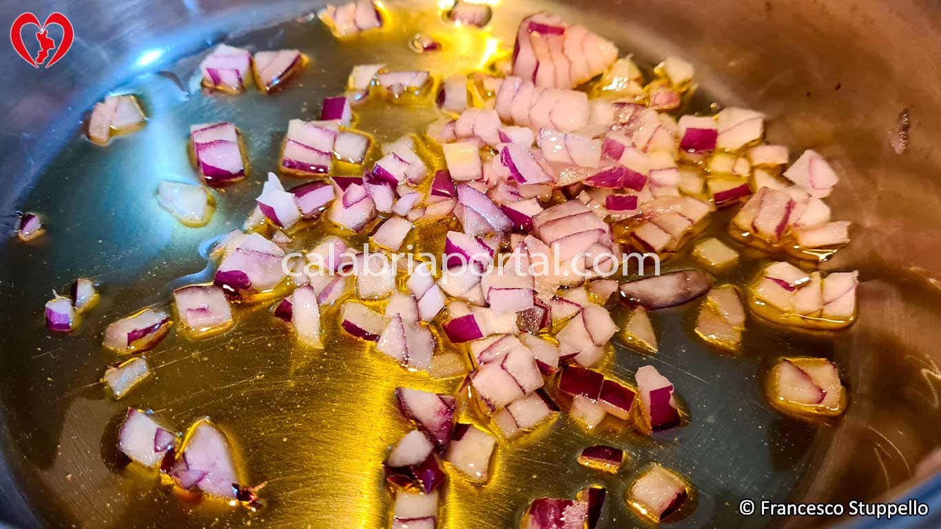 Ricetta delle Penne con le Cotiche di Maiale Salate: Soffriggere la Cipolla