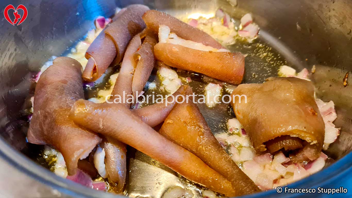 Ricetta delle Penne con le Cotiche di Maiale Salate: Rosolare le Cotiche