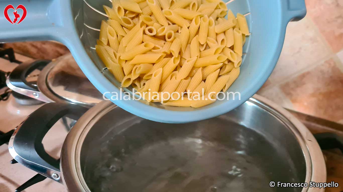 Ricetta delle Penne con le Cotiche di Maiale Salate: Versate la Pasta