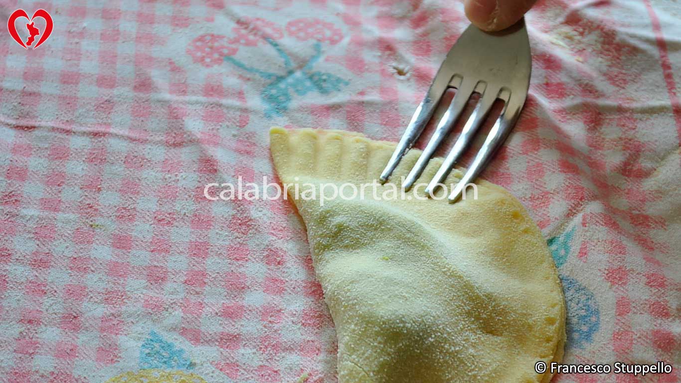 Ricetta dei Ravioli con Broccoli Rapa e Ciccioli di Maiale: Chiusura con la Forchetta Ricetta dei Ravioli con Broccoli Rapa e Ciccioli di Maiale: Chiusura con la Forchetta