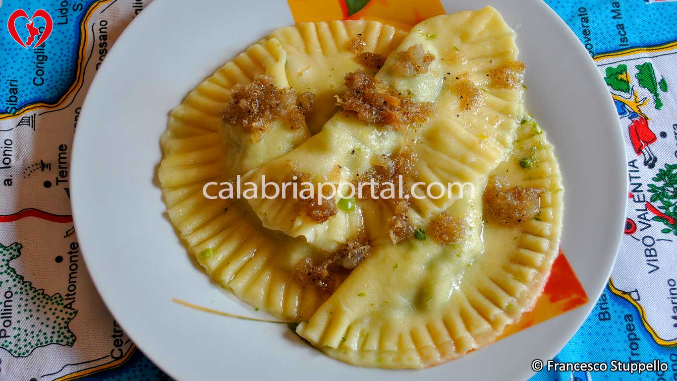 Ricetta dei Ravioli con Broccoli Rapa e Ciccioli di Maiale: il Piatto Pronto Ricetta dei Ravioli con Broccoli Rapa e Ciccioli di Maiale: il Piatto Pronto