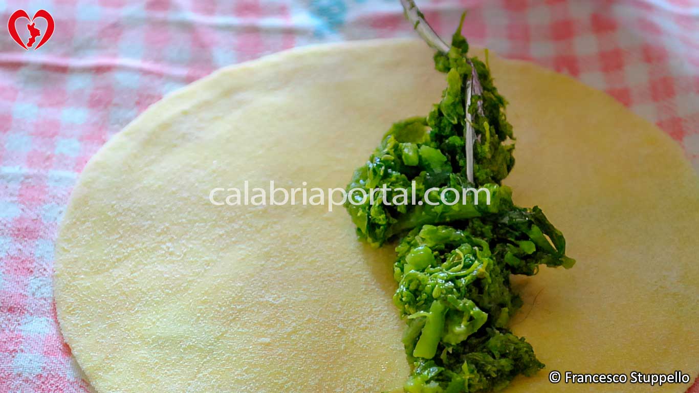 Ricetta dei Ravioli con Broccoli Rapa e Ciccioli di Maiale: Ponete i Broccoli con Condimento Ricetta dei Ravioli con Broccoli Rapa e Ciccioli di Maiale: Ponete i Broccoli con Condimento