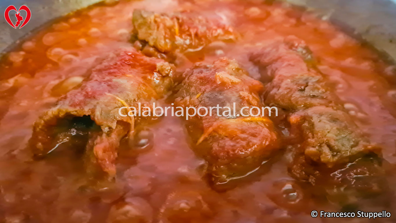 Ricetta degli Spaghetti al Sugo di Braciola: aggiungete la salsa di pomodoro