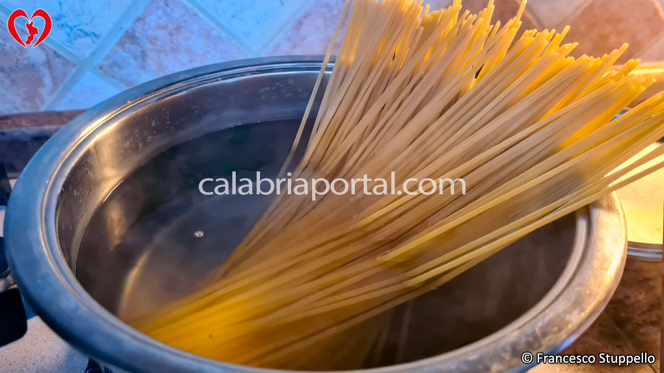 Ricetta degli Spaghetti al Sugo di Braciola: mettete a cuocere gli spaghetti