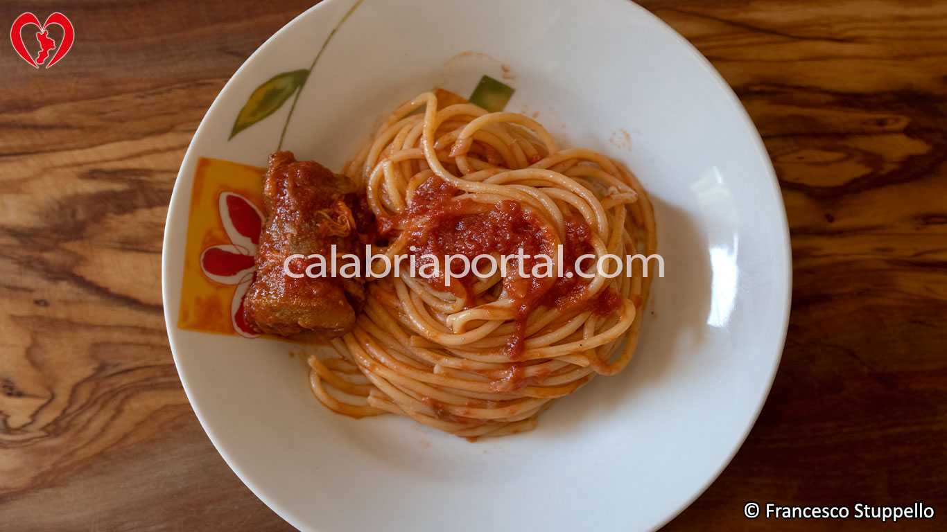 Ricetta degli Spaghetti al Sugo di Braciola: impiattate e servite Ricetta degli Spaghetti al Sugo di Braciola: impiattate e servite