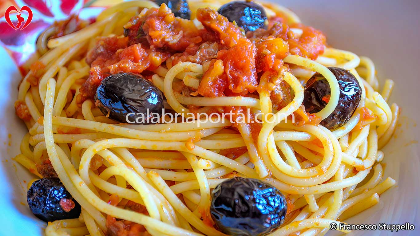 Spaghetti con Salsiccia Fresca e Olive la ricetta calabrese