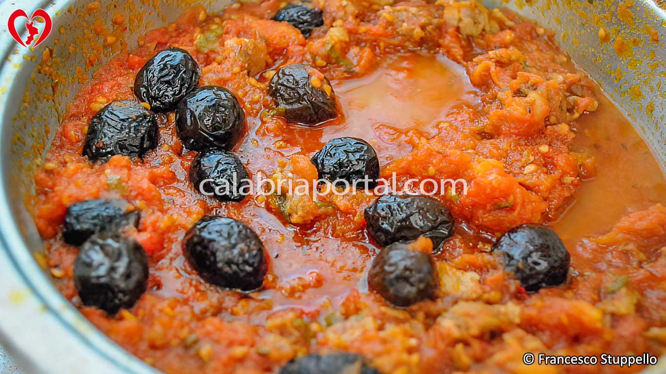 Ricetta degli Spaghetti con Salsiccia e Olive Nere alla Calabrese: la cottura del condimento