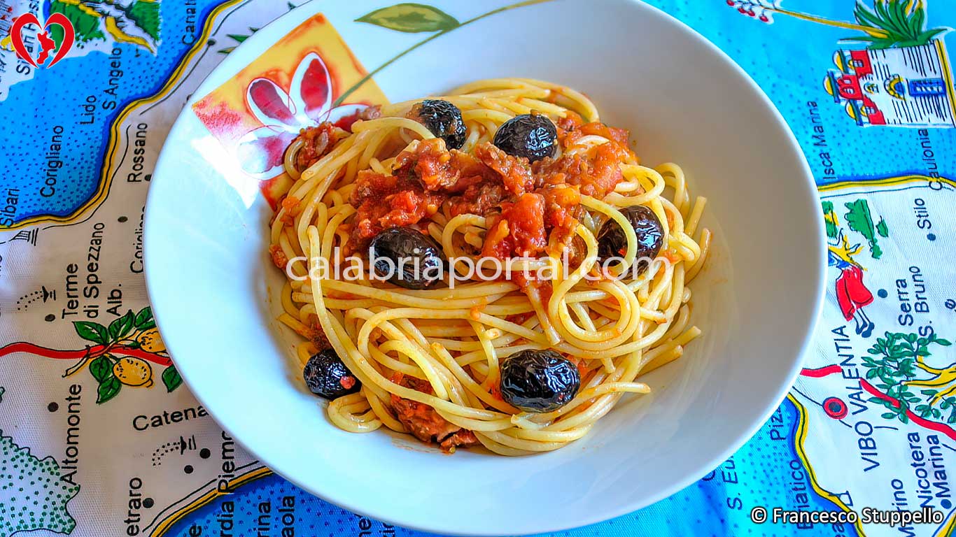 Ricetta degli Spaghetti con Salsiccia e Olive Nere alla Calabrese: il piatto ultimato