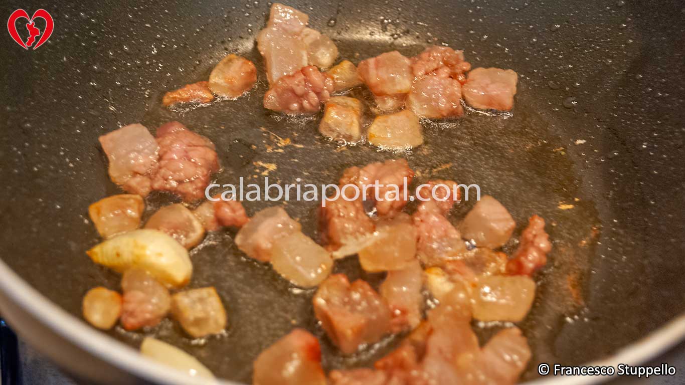 Ricetta dei Vermicelli al Guanciale alla Calabrese: fate rosolare il guanciale Ricetta dei Vermicelli al Guanciale alla Calabrese: fate rosolare il guanciale