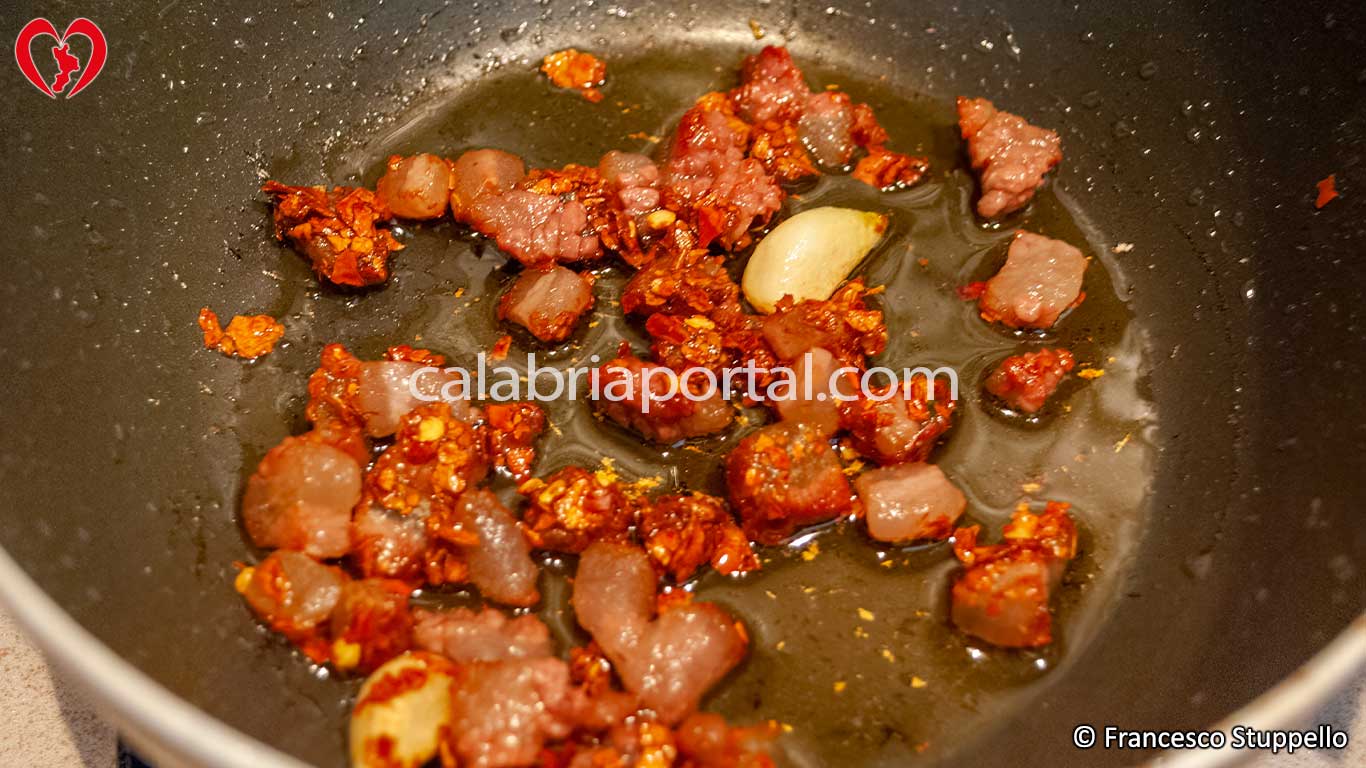 Ricetta dei Vermicelli al Guanciale alla Calabrese: fate rosolare il guanciale con il peperone a scaglie Ricetta dei Vermicelli al Guanciale alla Calabrese: fate rosolare il guanciale con il peperone a scaglie
