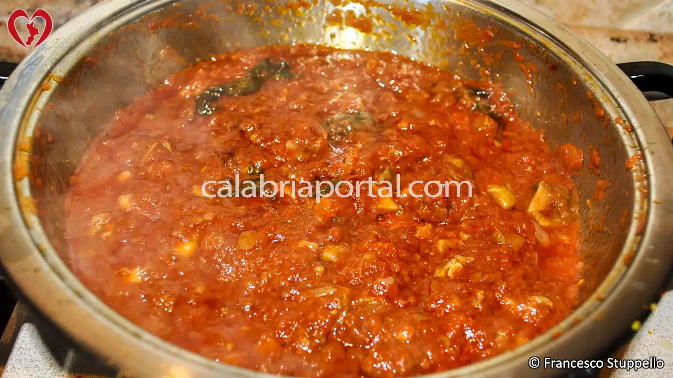 Ricetta degli Strozzapreti con Funghi Porcini e Nnuglia alla Calabrese: preparata il sugo Ricetta degli Strozzapreti con Funghi Porcini e Nnuglia alla Calabrese: preparata il sugo