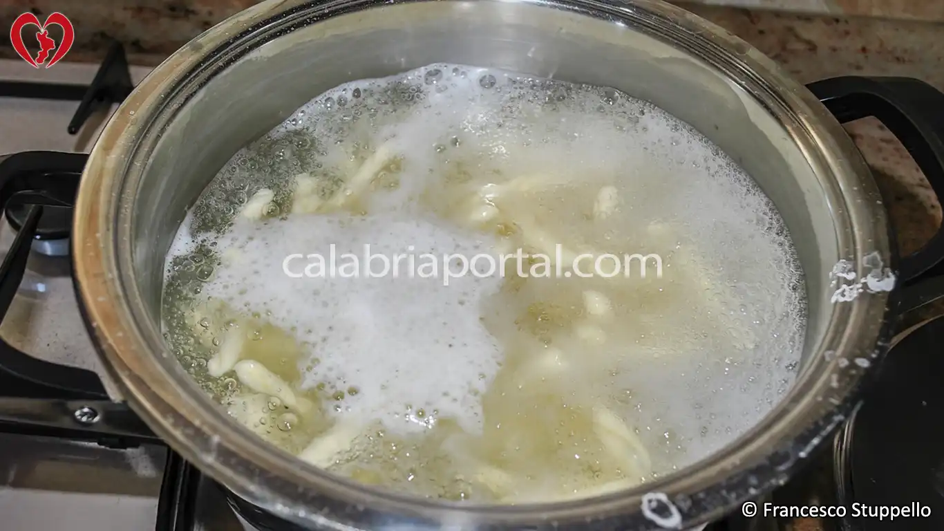 Ricetta degli Strozzapreti con Funghi Porcini e Nnuglia alla Calabrese: fate cuocere la pasta Ricetta degli Strozzapreti con Funghi Porcini e Nnuglia alla Calabrese: fate cuocere la pasta