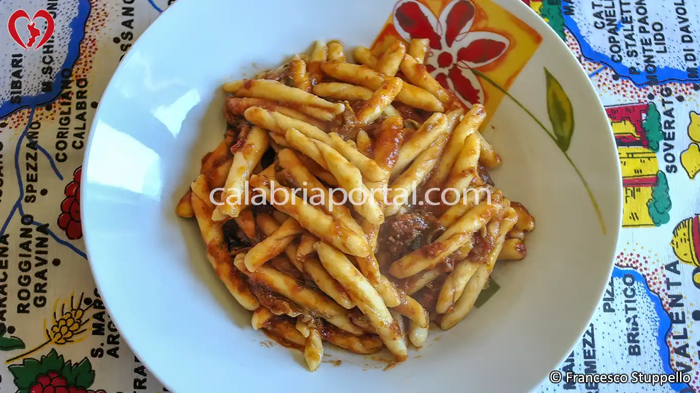 Ricetta degli Strozzapreti con Funghi Porcini e Nnuglia alla Calabrese: impiattate e servite Ricetta degli Strozzapreti con Funghi Porcini e Nnuglia alla Calabrese: impiattate e servite