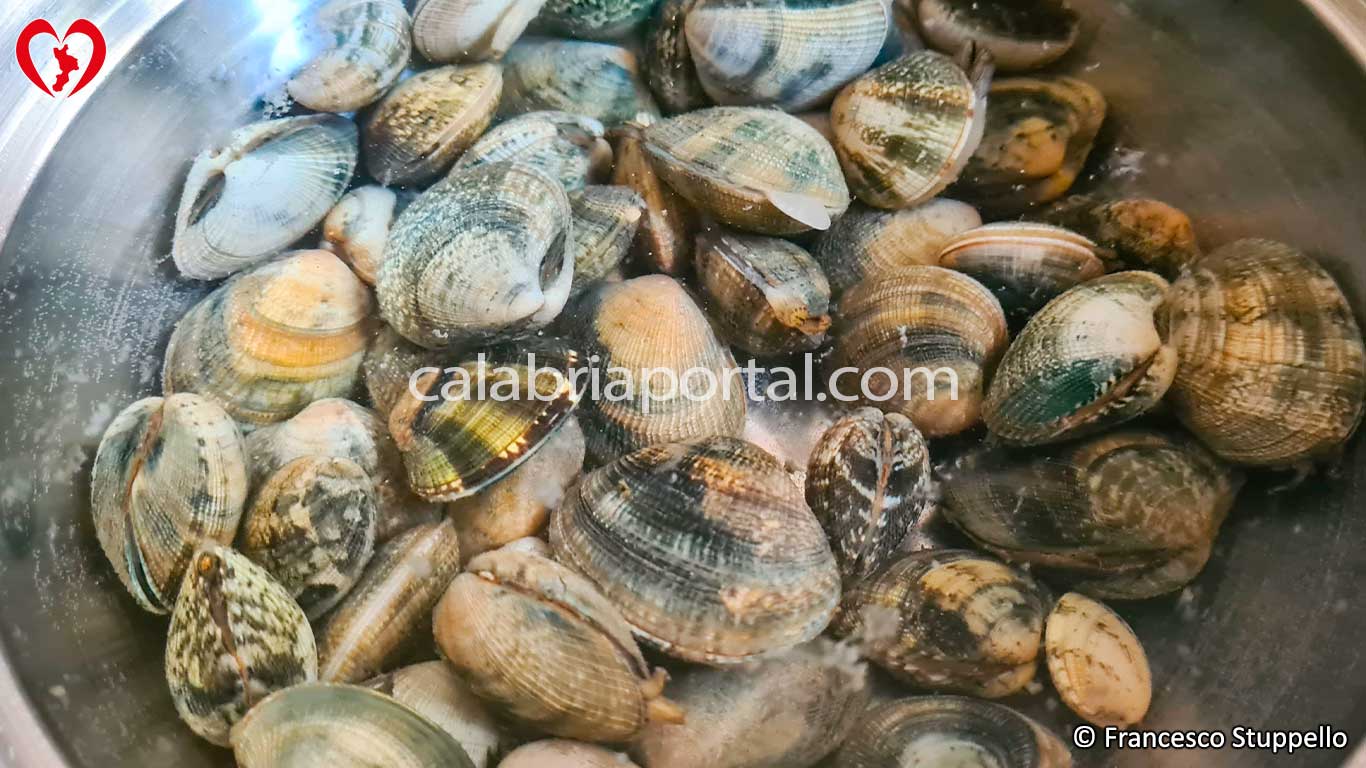 Ricetta Linguine alle Vongole: fate spurgare le vongole