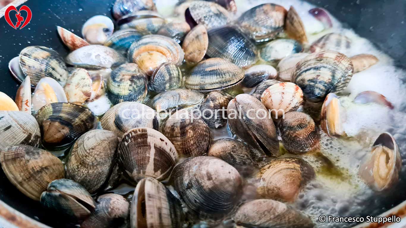 Ricetta Linguine alle Vongole: Fate sfumare con il vino bianco