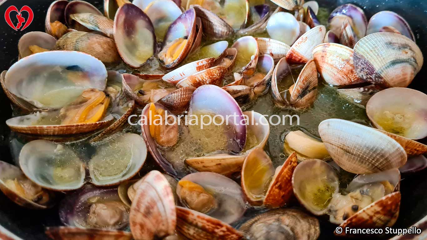 Ricetta Linguine alle Vongole: Una volta pronte togliete le vongole che non si sono aperte