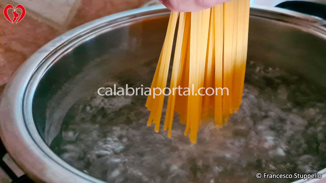 Ricetta Linguine alle Vongole: Buttate la pasta e alzatela molto al dente