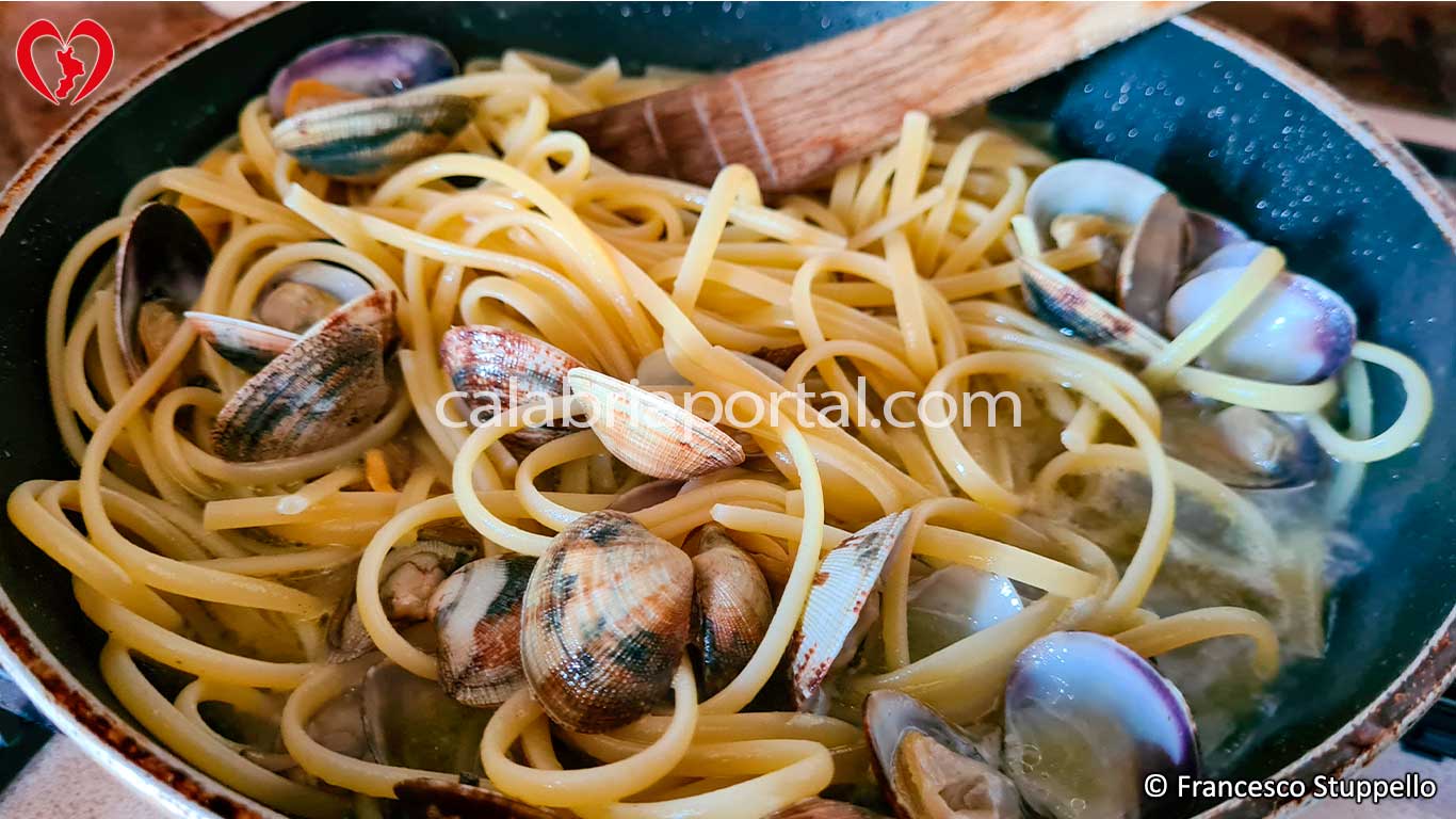Ricetta Linguine alle Vongole: Mantecate la pasta nel brodo con le vongole