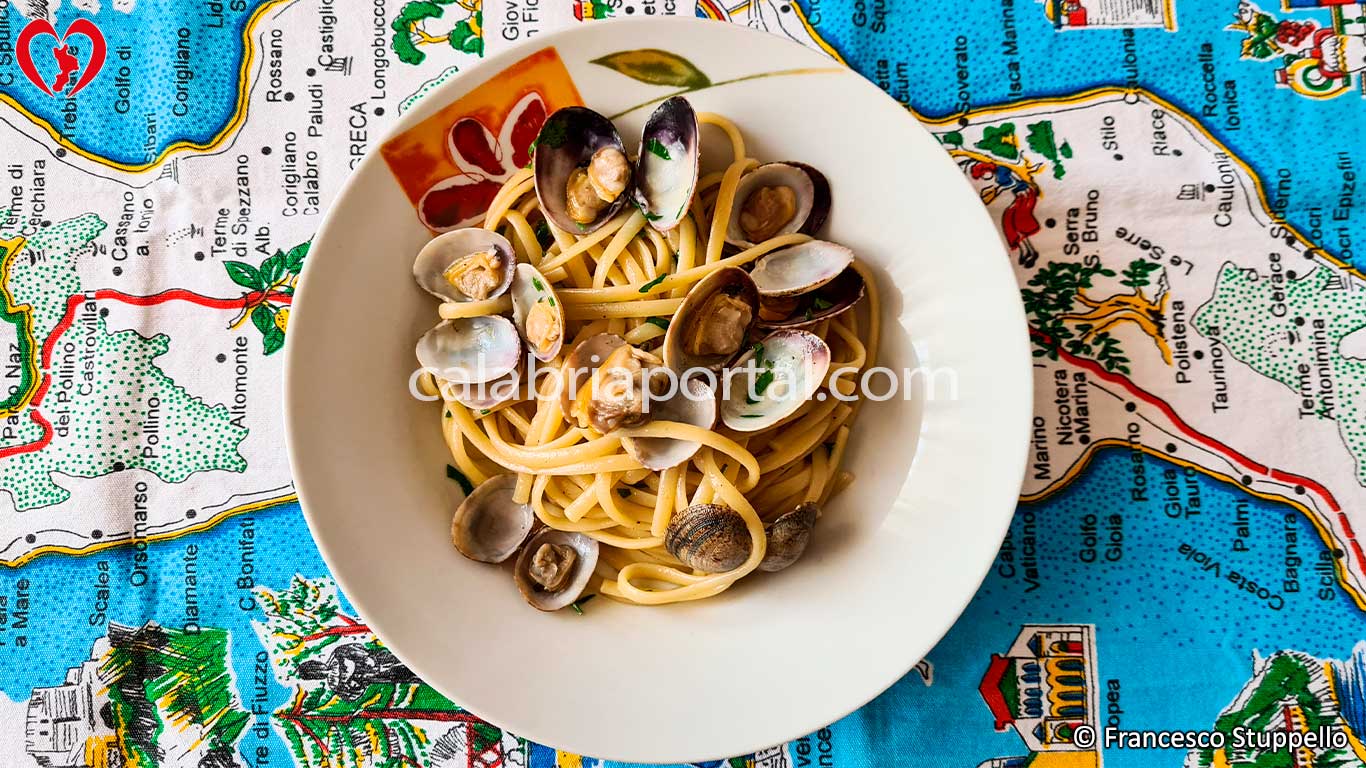 Ricetta Linguine alle Vongole: Aggiungete del prezzemolo triturato, del pepe in polvere e impiattate
