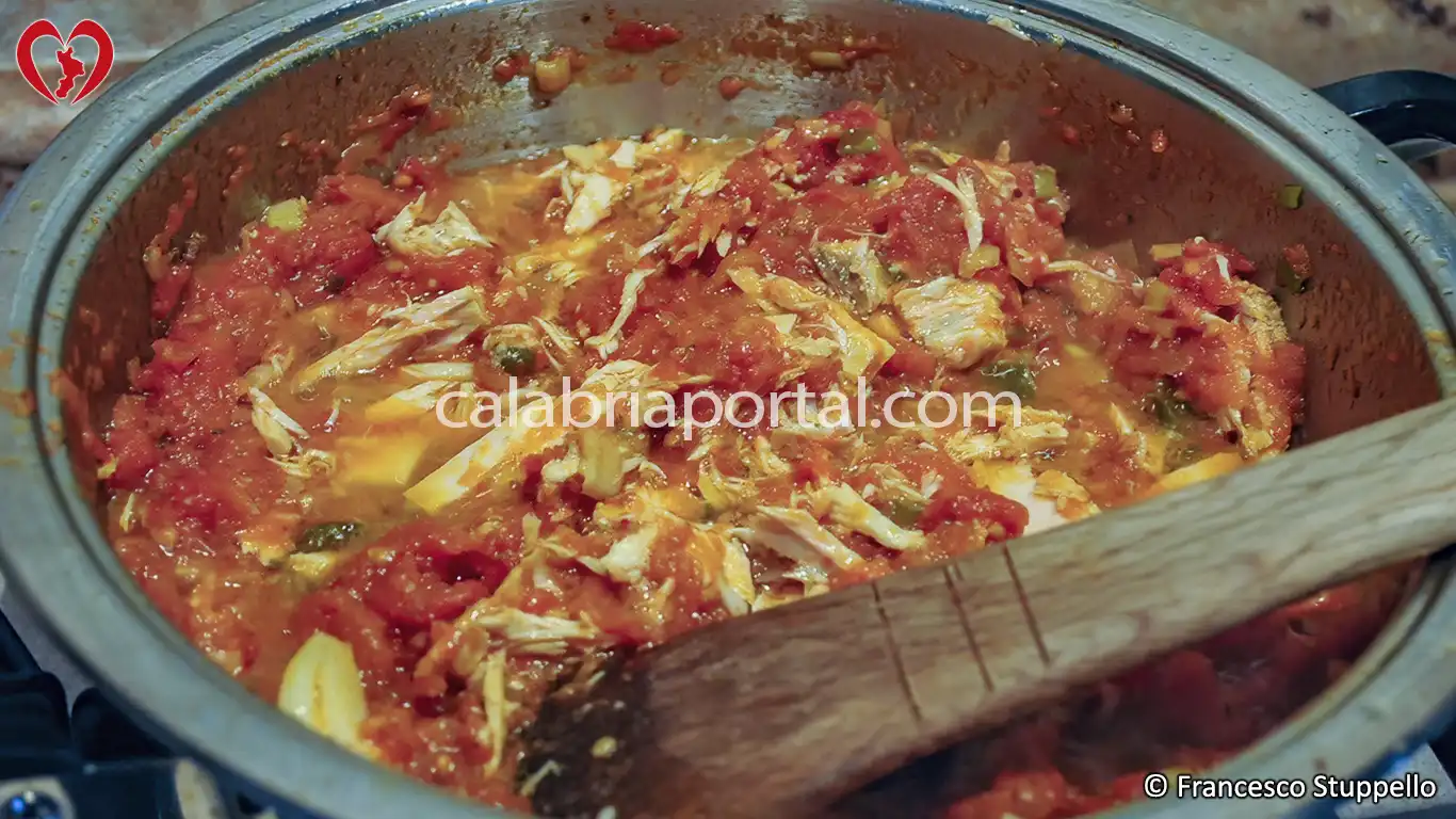 Ricetta delle Penne al Sugo di Tonno alla Calabrese: preparate il sugo di tonno Ricetta delle Penne al Sugo di Tonno alla Calabrese: preparate il sugo di tonno