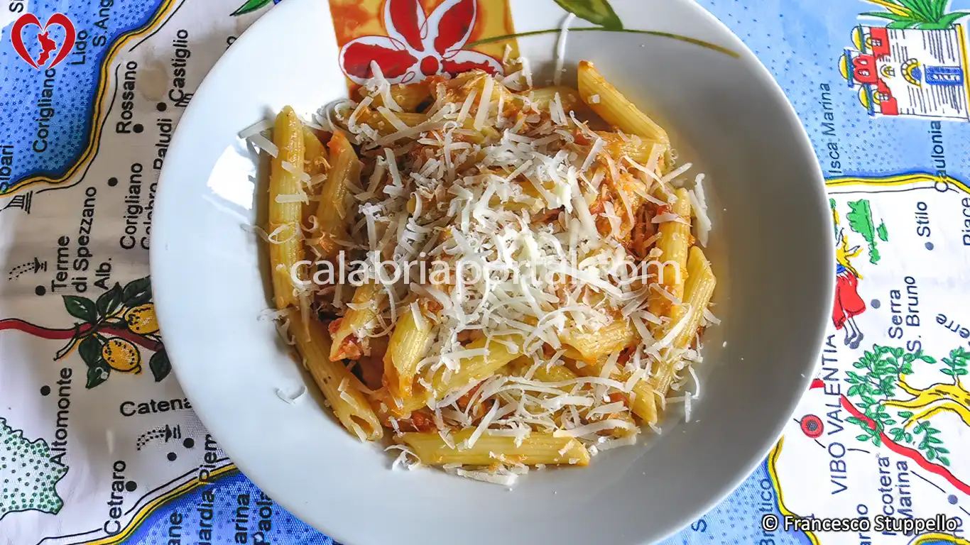 Ricetta delle Penne al Sugo di Tonno alla Calabrese: impiattate e servite Ricetta delle Penne al Sugo di Tonno alla Calabrese: impiattate e servite