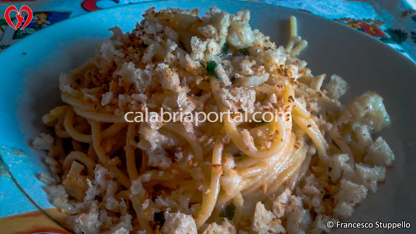 Ricetta degli Spaghetti con Baccalà e Mollica alla Calabrese