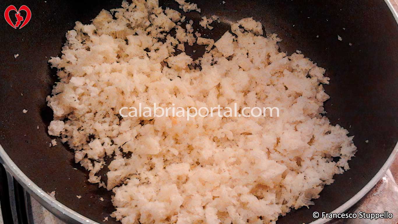 Ricetta degli Spaghetti con Baccalà e Mollica di Pane: fate abbrustolire la mollica Ricetta degli Spaghetti con Baccalà e Mollica di Pane: fate abbrustolire la mollica