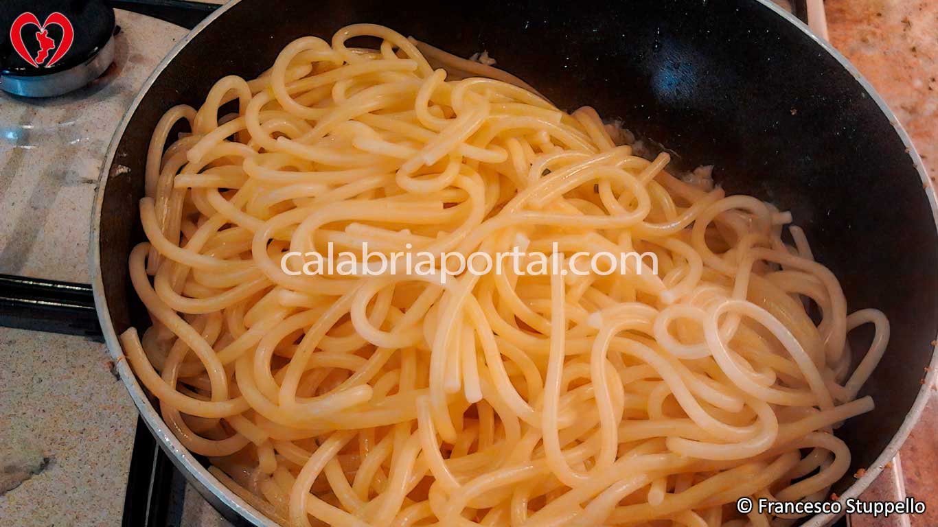 Ricetta degli Spaghetti con Baccalà e Mollica di Pane: fate saltare la pasta in padella
