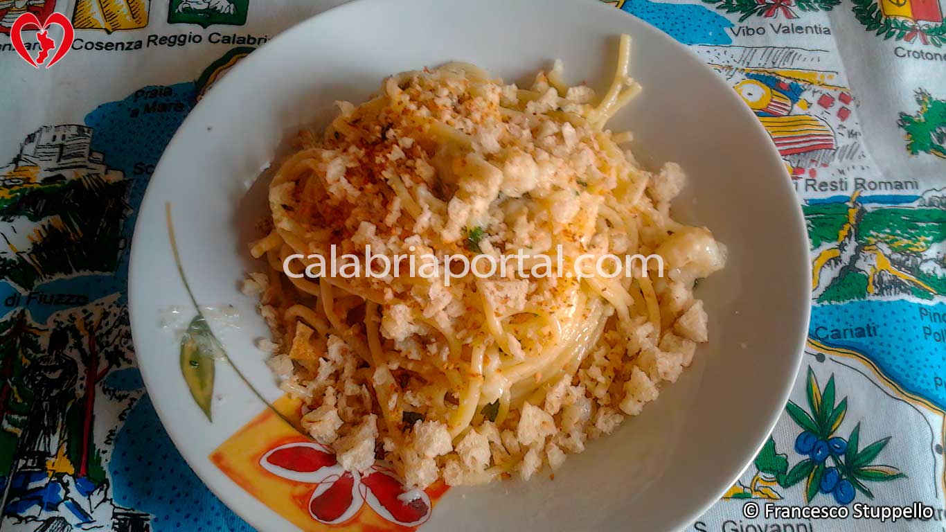 Ricetta degli Spaghetti con Baccalà e Mollica di Pane: il piatto è pronto