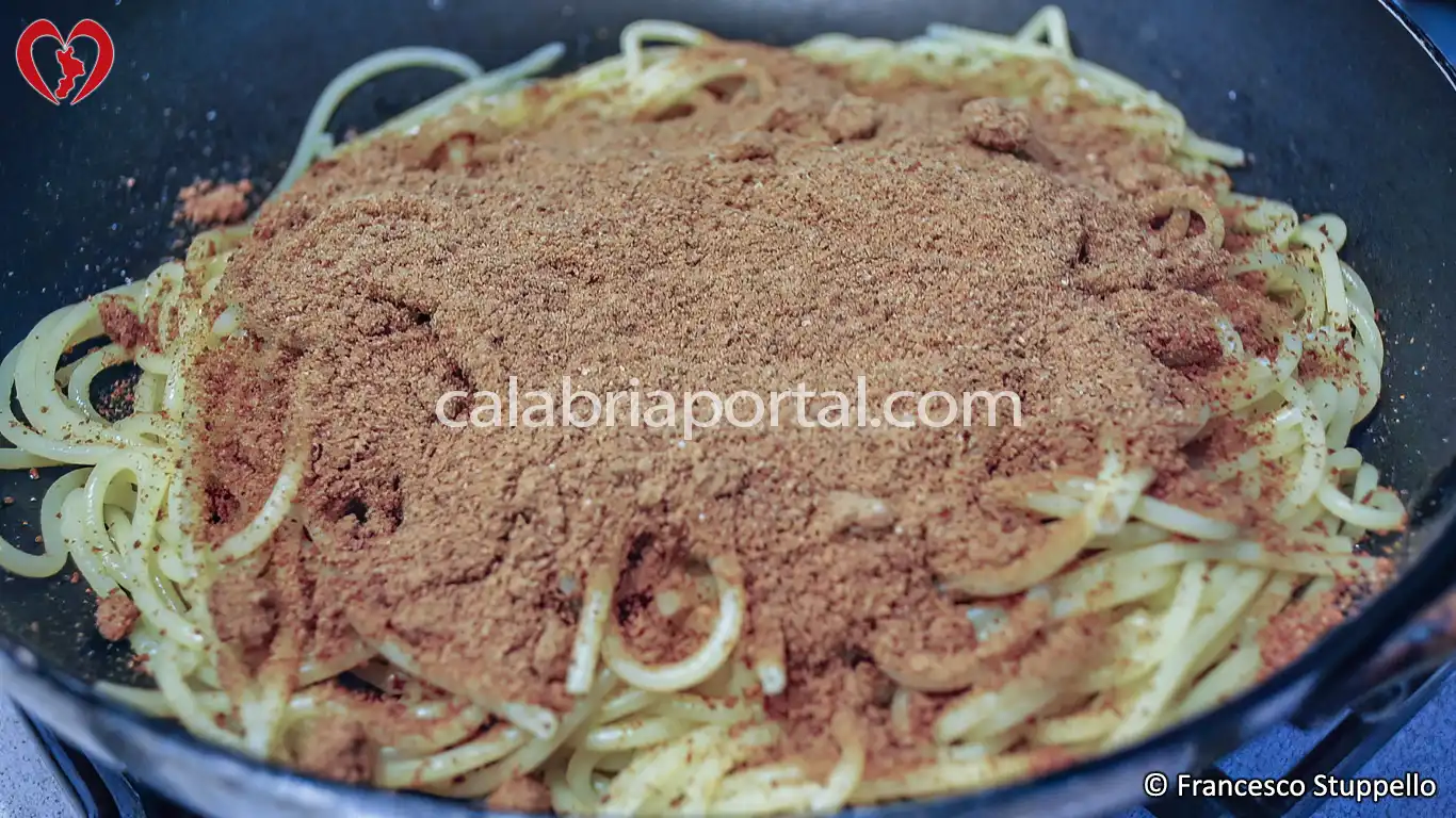 Ricetta degli Spaghetti alla Bottarga alla Calabrese: Grattugiate la Bottarga Ricetta degli Spaghetti alla Bottarga alla Calabrese: Grattugiate la Bottarga