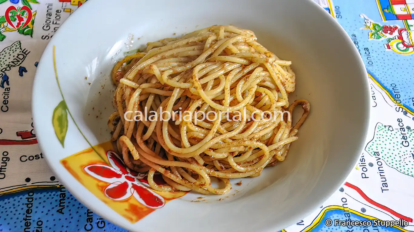 Ricetta degli Spaghetti alla Bottarga alla Calabrese: Impiattate e servite. Ricetta degli Spaghetti alla Bottarga alla Calabrese: Impiattate e servite.
