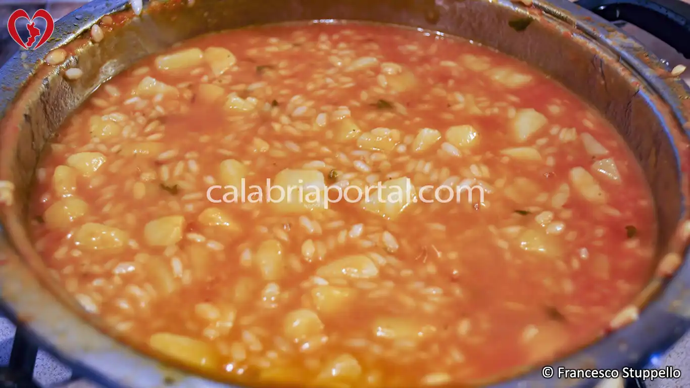 Ricetta Riso e Patate alla Calabrese: fate cuocere