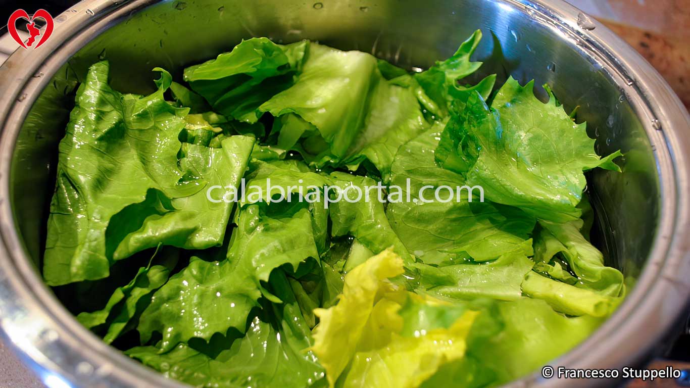 Ricetta Riso e Scarola alla Calabrese: ponete a cuocere le foglie di scarola
