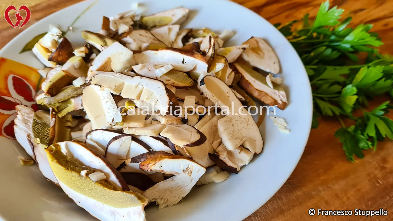 Ricetta del Risotto ai Funghi Porcini alla Calabrese: pulite e tagliate a fette i porcini.