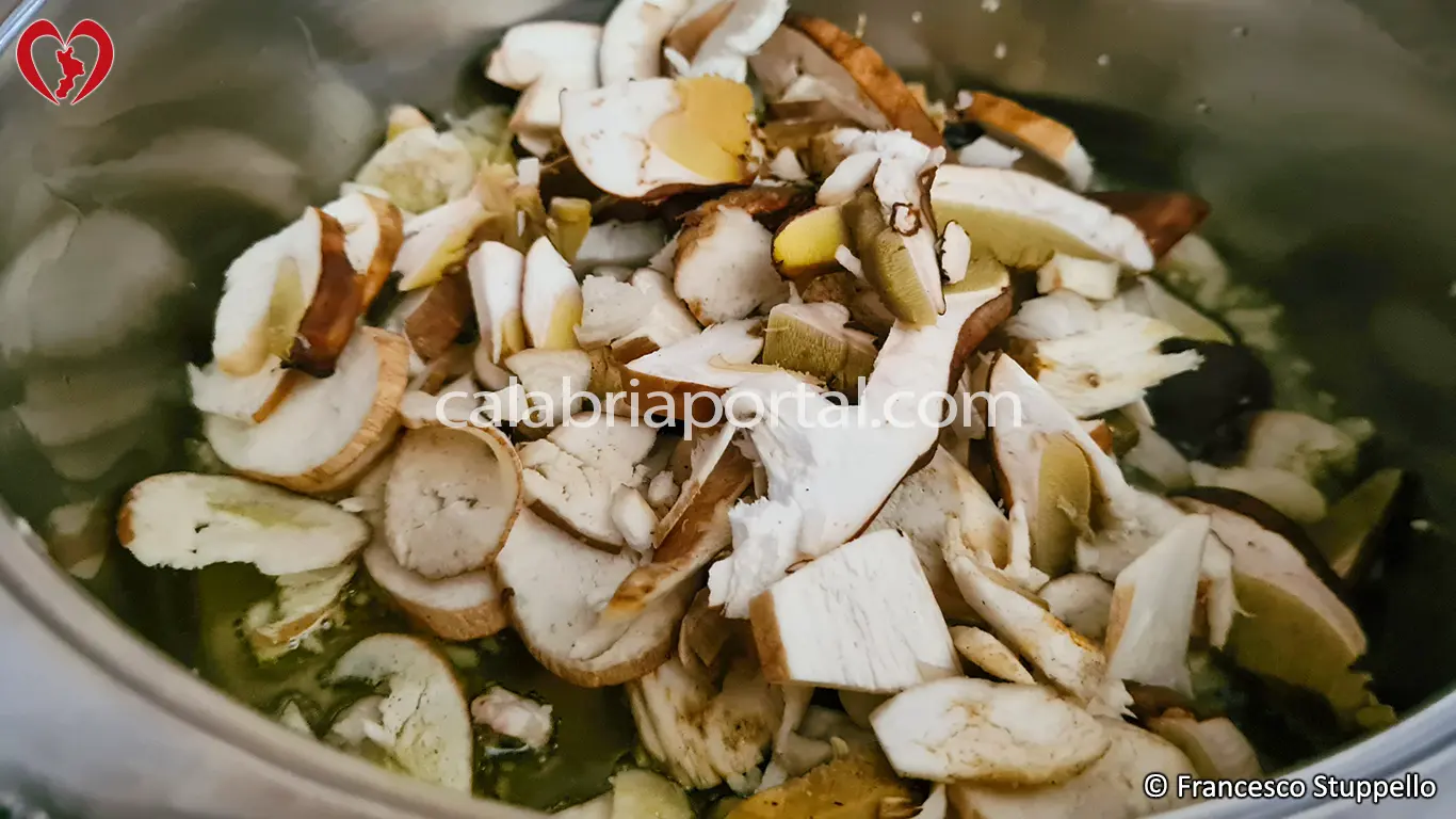 Ricetta del Risotto ai Funghi Porcini alla Calabrese: fate rosolare i porcini.