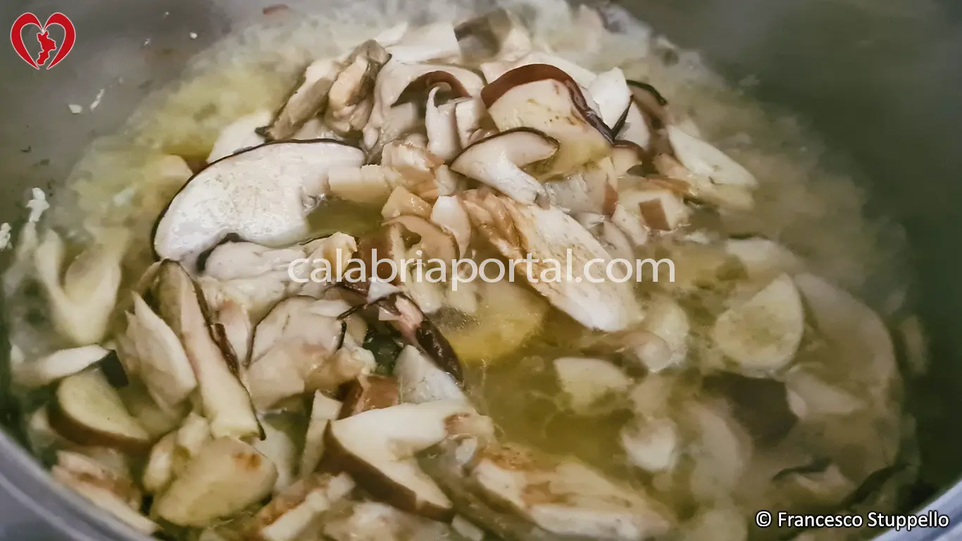 Ricetta del Risotto ai Funghi Porcini alla Calabrese: sfumate con il vino bianco.