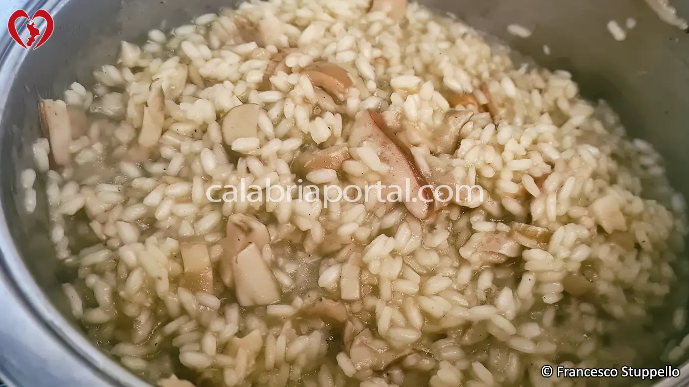 Ricetta del Risotto ai Funghi Porcini alla Calabrese: aggiungete il burro e il prezzemolo.