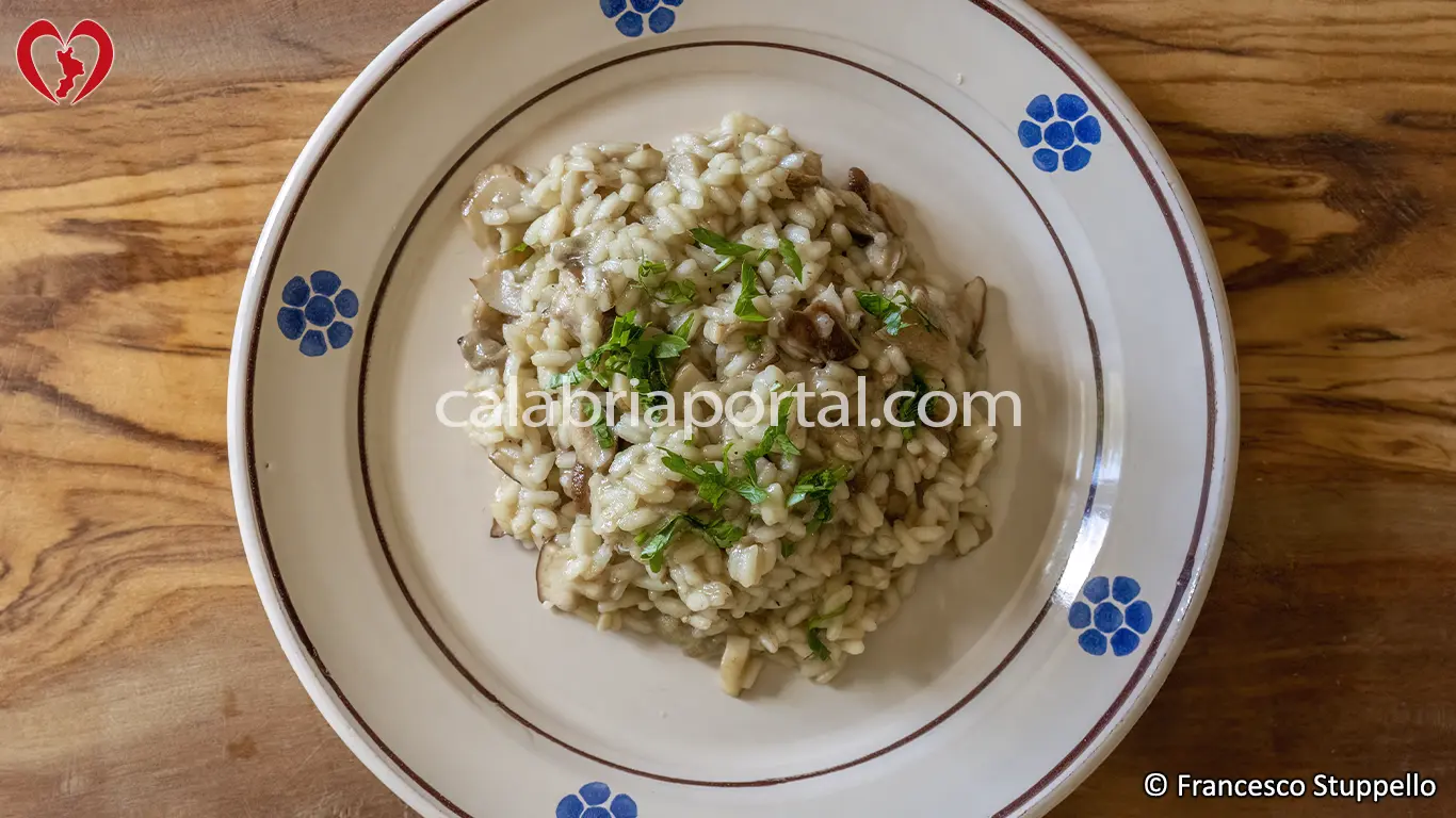 Ricetta del Risotto ai Funghi Porcini alla Calabrese: impiattate e servite.