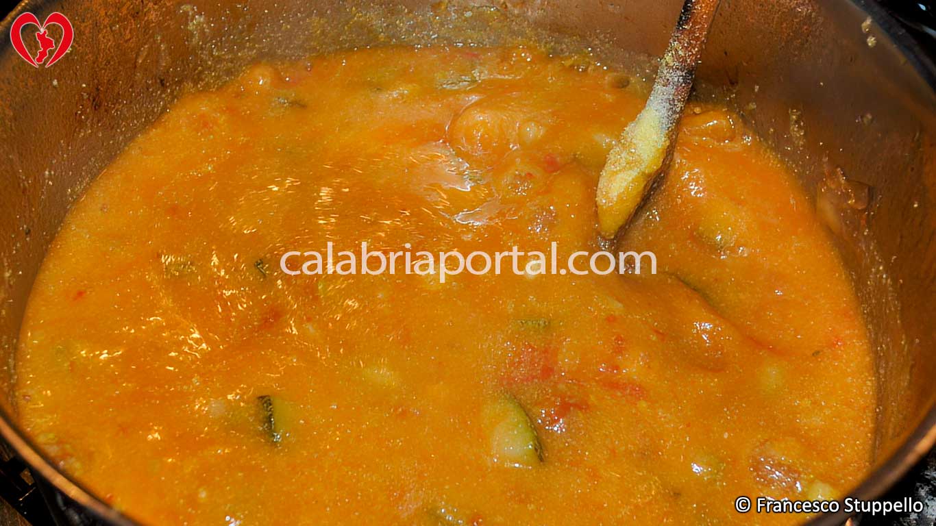 Ricetta della Frascatola con Salsiccia e Zucchine alla Calabrese: la cottura Ricetta della Frascatola con Salsiccia e Zucchine alla Calabrese: la cottura