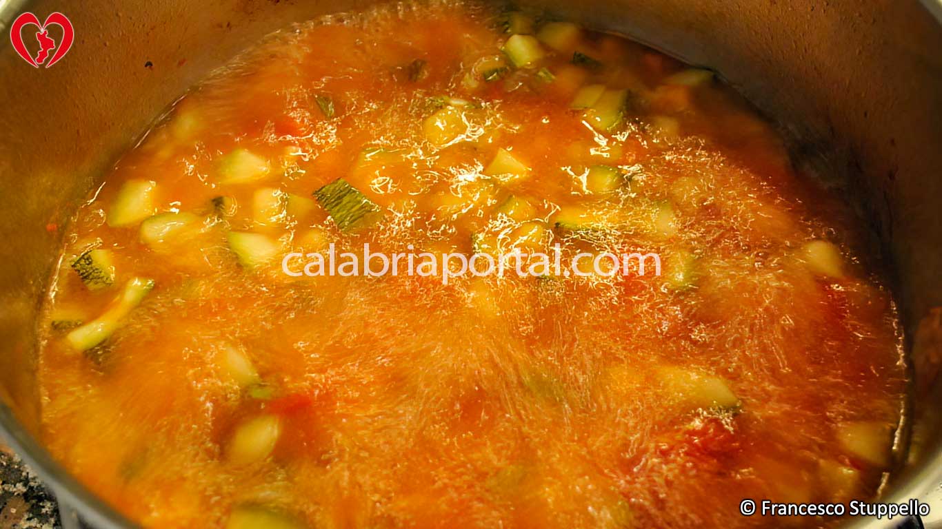 Ricetta della Frascatola con Salsiccia e Zucchine alla Calabrese: la cottura Ricetta della Frascatola con Salsiccia e Zucchine alla Calabrese: la cottura
