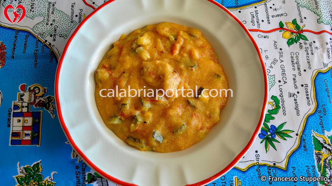 Ricetta della Frascatola con Salsiccia e Zucchine alla Calabrese: il piatto pronto Ricetta della Frascatola con Salsiccia e Zucchine alla Calabrese: il piatto pronto
